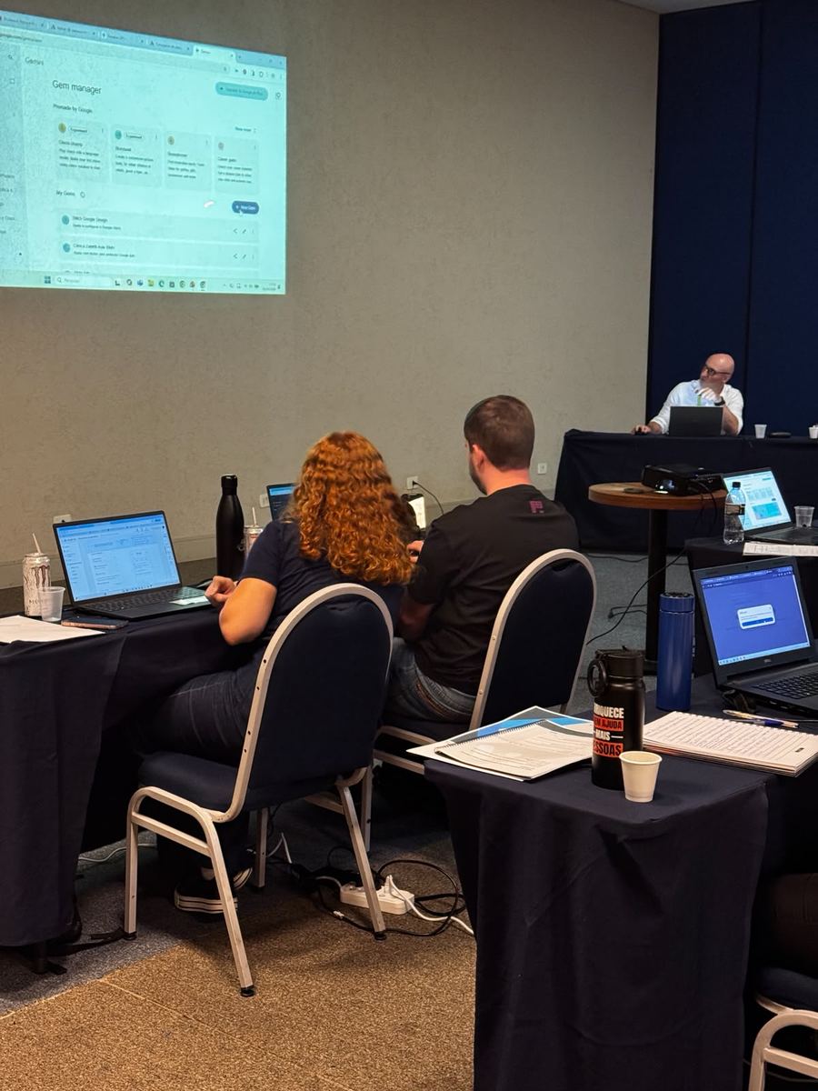Alunos praticando em laptops durante a imersão