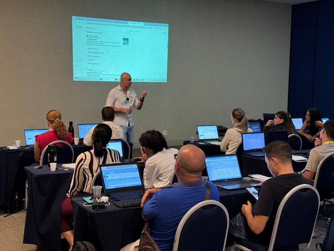 Professor Robson ensinando em sala